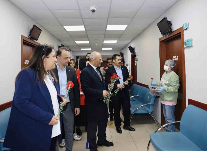 Başkan Söğüt’ten Sağlık Çalışanlarına Karanfil