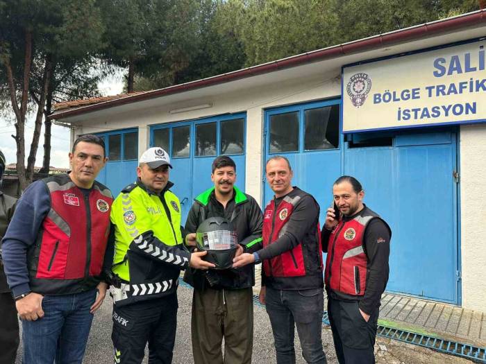 Salihli’de Moto Kuryelere Kask Ve Yelek Hediye Edildi