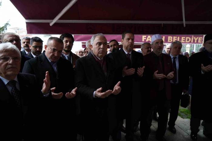 Kutsal Emanetlerden Hırka-i Şerif Ziyarete Açıldı