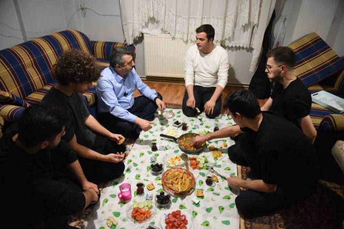 Yıldırım Belediye Başkanı Oktay Yılmaz, Sahuru Gençlerle Yaptı