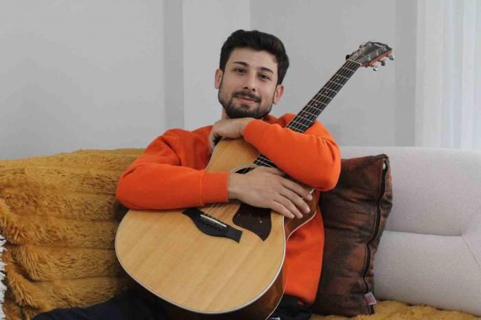 Öldü Sanılıp Ceset Torbasına Konan Depremzede Genç, Depremin Acılarını Şarkıyla Anlattı