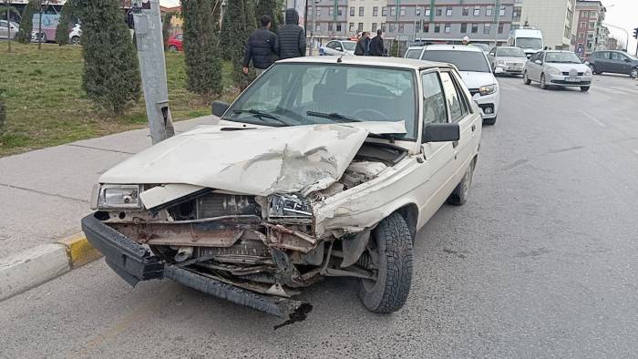 İki Otomobil Çarpıştı: 1 Yaralı