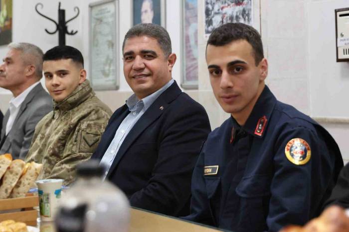 Vali Aslan Mehmetçikle Birlikte İftar Yaptı