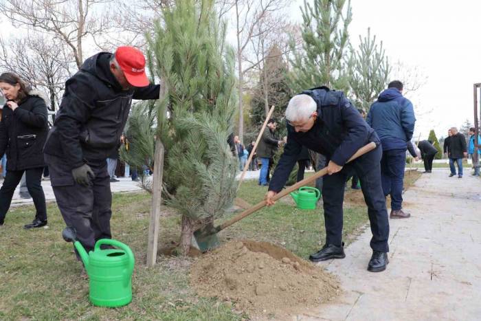 Eskişehir Teknik Üniversitesi’nde Hayatını Kaybeden Doç. Dr. Filiz Bayrakçı Karel Ve Kızı Anısına Ağaç Dikim Etkinliği Gerçekleştirdi