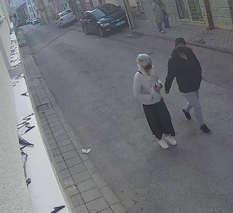 Yardım Toplama Bahanesiyle Girdikleri Apartmanda Boş Dairelerin Kapılarını Zorladılar