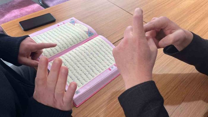 İşitme Engellilerin Ramazan’da ‘Kur’an-ı Kerim’ Azmi Takdir Topluyor