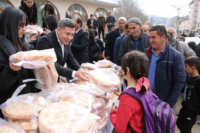 Kaymakam Özçelik, Kız Öğrencileri İle Birlikte Ramazan Pidesi Dağıttı