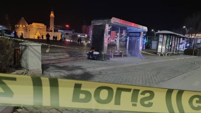 Otobüs Durağında Unutulan Çantadan Kıyafet Çıktı