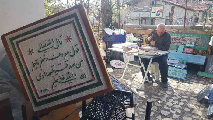 Selatin Camilerinde Gördüğü Hat Yazılarını 51 Yıldır İşliyor