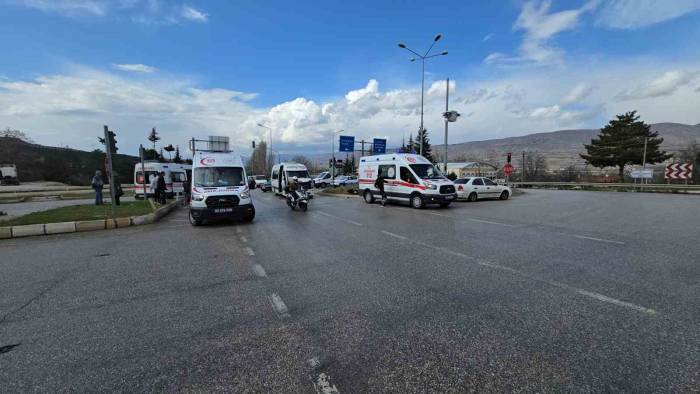 Ambulans İle Minibüs Çarpıştı: 2 Yaralı