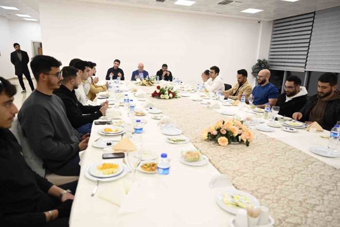 Rektör Savaş Filistinli Öğrencilerle İftarda Buluştu