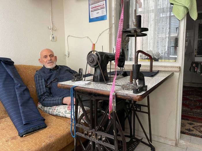 70 Yıllık Mesleğine Evinin Balkonundan Devam Ediyor