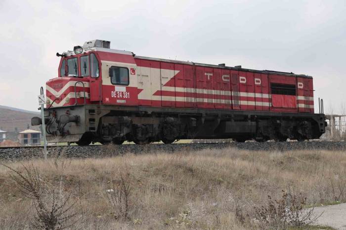 Lokomotifin Çarptığı Yaşlı Adam Yaralandı