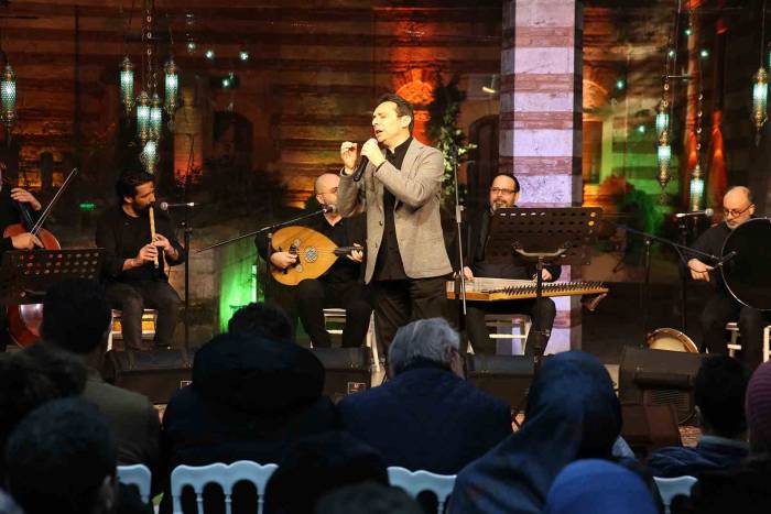 Fatih Koca’dan Kalplere Dokunan İlahi Dinletisi