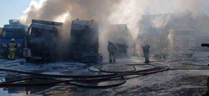 Esenyurt’ta Park Halindeki 5 Tırda Yangın Çıktı