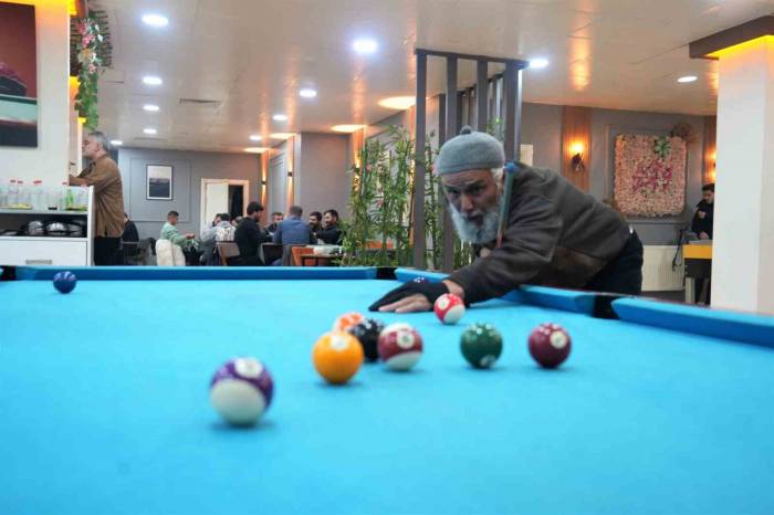 68 Yaşındaki Turgut Dede, Bilardo Tutkusunu 35 Yıldır Sürdürüyor