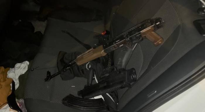 Bahçelievler’de Durdurulan Plakasız Araçtan Uzun Namlulu Silahlar Çıktı: Şüpheliler Hareket Halindeki Araçtan Atladı