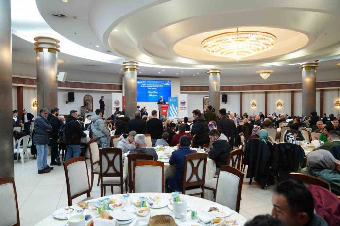 Ümraniye Belediye Başkanı Yıldırım, Vatandaşlar İle İftar Yemeğinde Buluştu