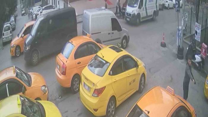 Aynı Günde 5 Farklı Olayda 6 Kişiyi Yaralayan Çocuğun Silahlı Saldırısı Kameraya Yansıdı