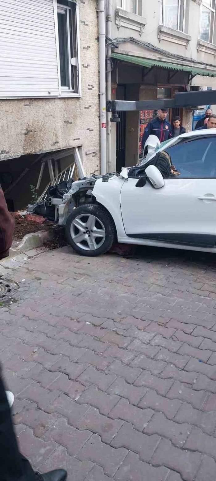 Beşiktaş’ta Yokuş Aşağı İnerken Duramayan Otomobil Eve Daldı: 2 Yaralı