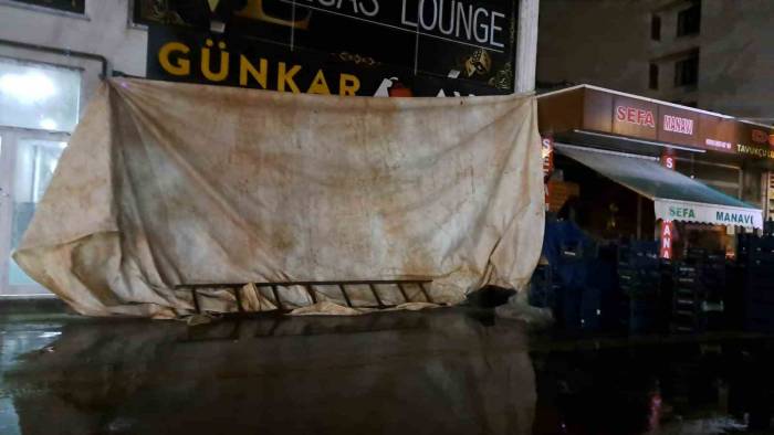 İki Araca Çarpan Panelvan, İş Yerine Girerek Durabildi