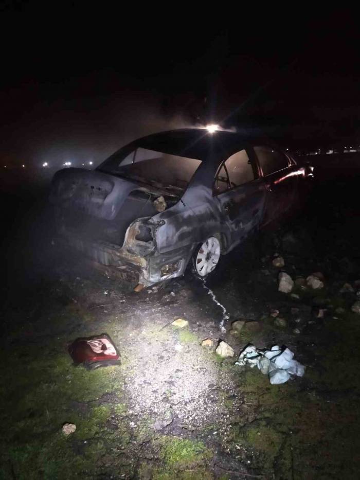 Burdur’da Araziye Bırakılan Otomobil Yanarak Kullanılamaz Hale Geldi
