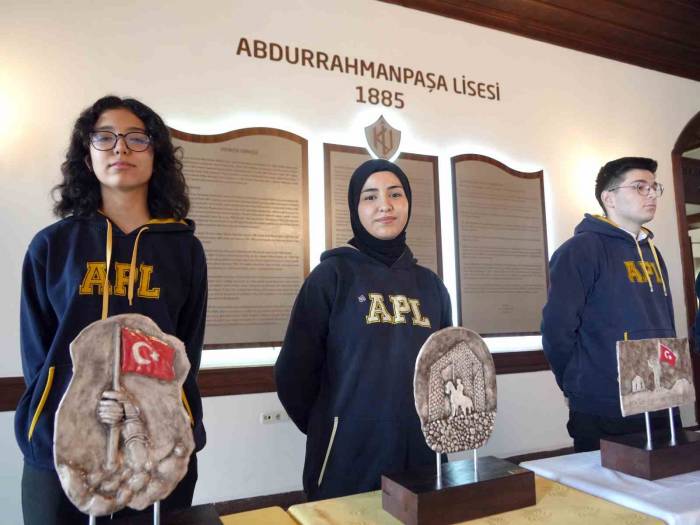 Öğrencilerini Çanakkale’ye Gönderdiği İçin 3 Yıl Mezun Veremeyen Okulda Anlamlı Sergi