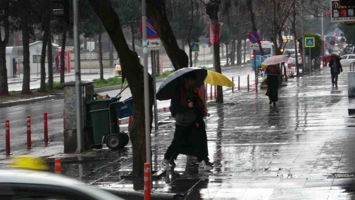 Diyarbakır’da Sağanak Yağış Etkili Oldu