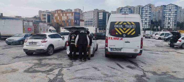 İstanbul’da Okul Servisi Şoförünün Yaşadığı Korku Dolu Anlar Kamerada: “Arabada Çocuk Var”