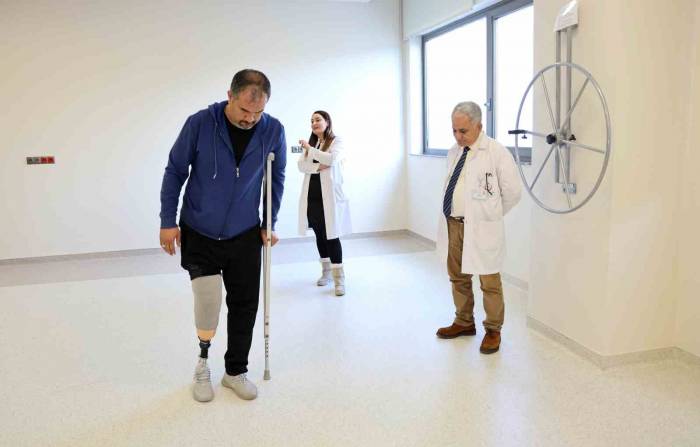 Depremde 2 Evladını Ve Bacağını Kaybeden Baba, Proteziyle Yürümeye Başladı