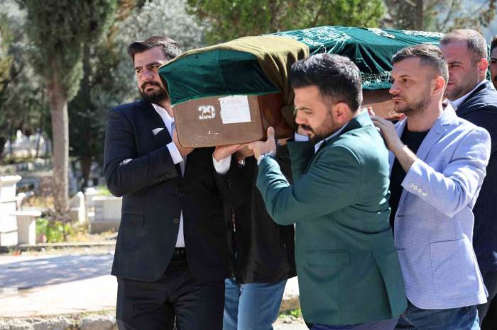 Kamboçya’da Öldürülen İzmirli Ufuk Öntürk Defnedildi