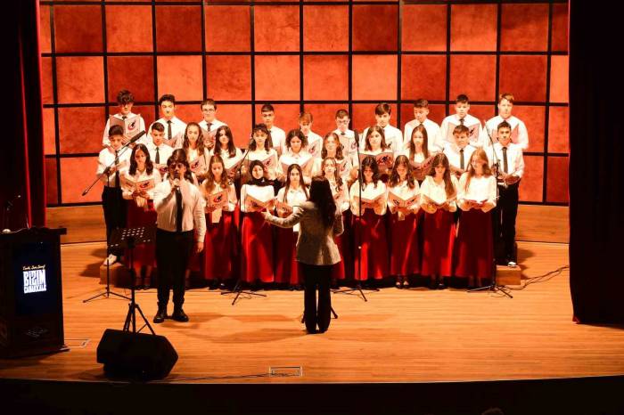 Söyledikleri Türkülerle Şehitleri Anan Lise Öğrencileri Dinleyenleri Duygulandırdı