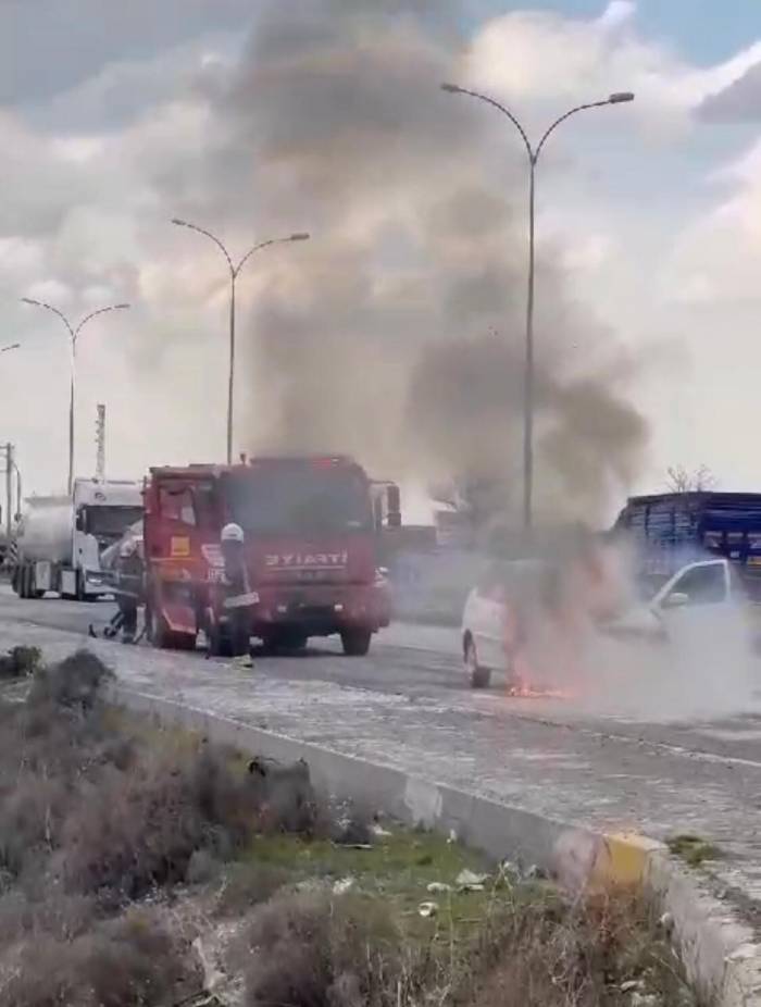 Seyir Halindeki Otomobil Alev Aldı