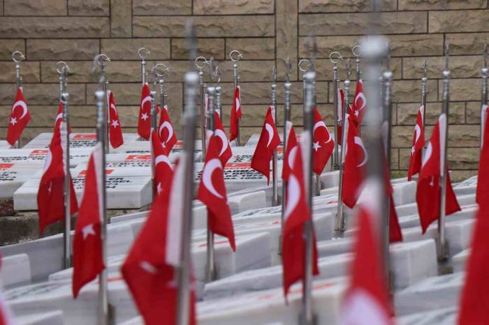 Şehit Mezarlarını Görenler Duygusal Anlar Yaşadı