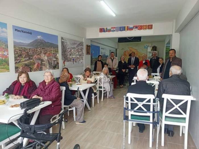 Huzurevinde Kalan Yaşlıları Ağırladılar