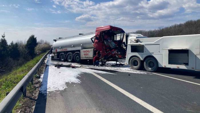 Tanker Tıra Arkadan Çarptı 1 Kişi Yaralandı