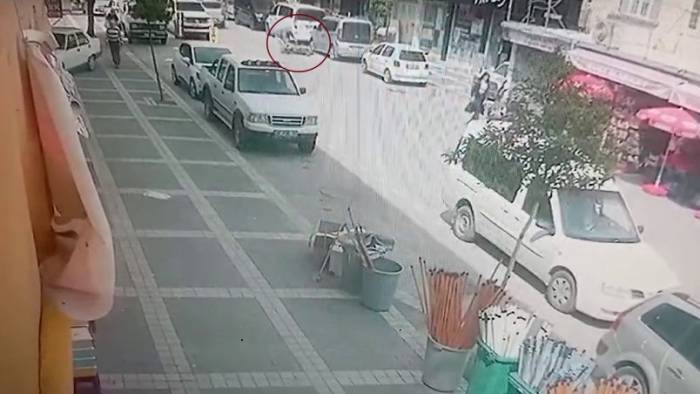 Elektrikli Scooterin Yayaya Çarptığı Anlar Kamerada