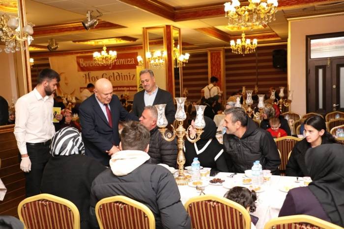 Başkan Pekmezci Engelli Vatandaşlar Ve Yetim Çocuklarla İftarda Bir Araya Geldi