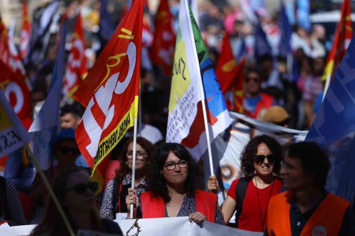 Fransa’da Kamu Çalışanları Zam Talebiyle Greve Gitti