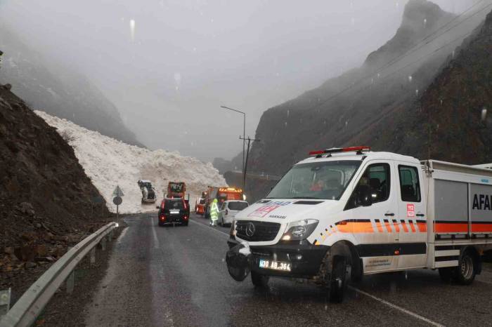 Hakkari-çukurca Kara Yolu Çığdan Temizleniyor