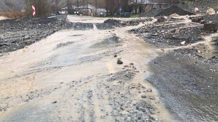 Hakkari’de Çığdan Sonra Sel Meydana Geldi