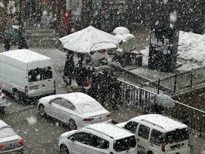 Yüksekova’da Sağanak Yerini Kar Yağışına Bıraktı