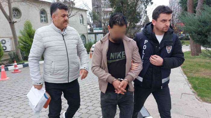 Kapısını Kırdığı Evden 3 Gün Boyunca Valizlerle Eşya Çalıp Taşıdı