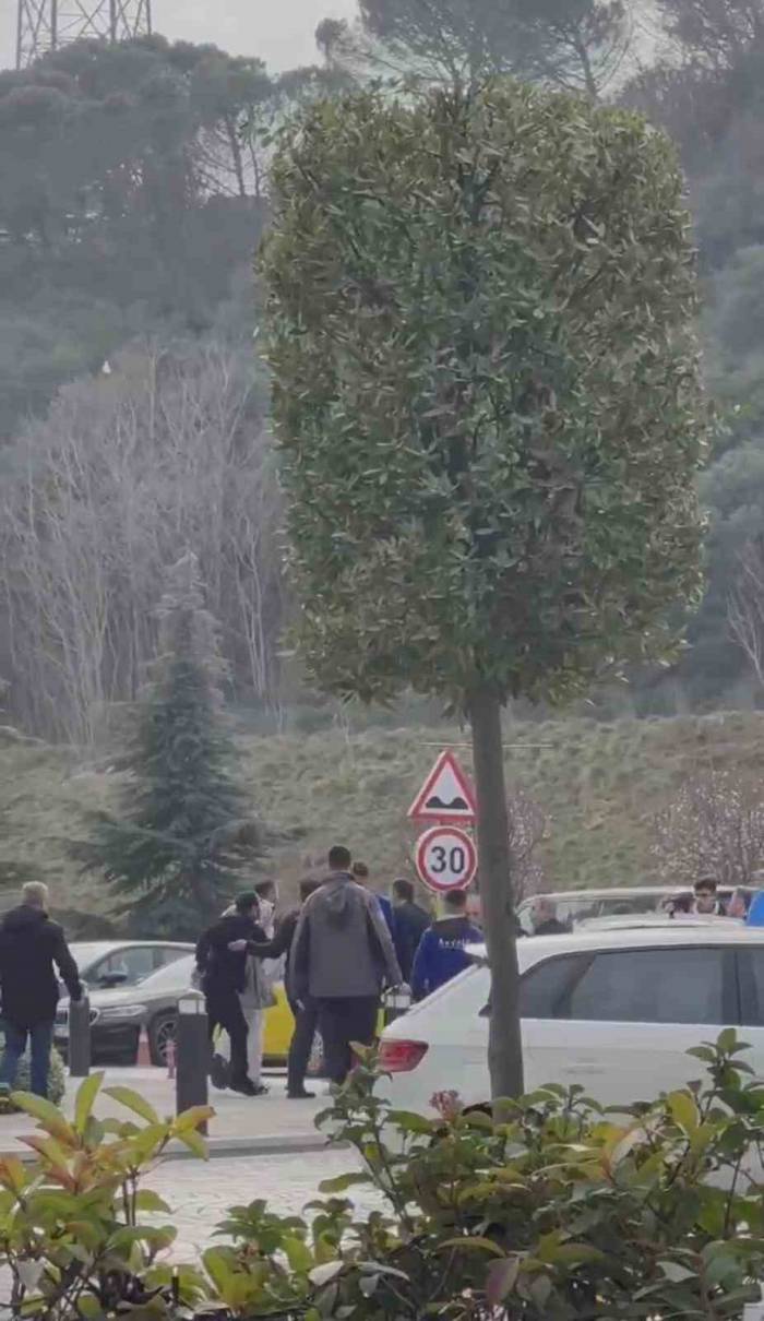 İstanbul’da İlginç Kavgalar Kamerada: Birbirlerinin Saçlarını Bırakmadılar, Vale İle Taksici Kavga Etti