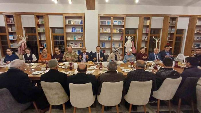Malazgirt’te Şehit Aileleri Ve Gaziler İftar Yemeğinde Bir Araya Geldi