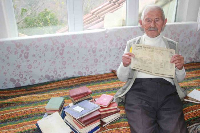Asırlık Çınar 72 Yıldır Günlük Tutuyor: “Okudukça Gençliğim Gözümün Önüne Geliyor”