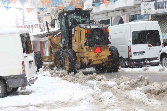 Başkale’de Kış Geri Döndü: 21 Yerleşim Yerinin Yolu Ulaşıma Kapandı