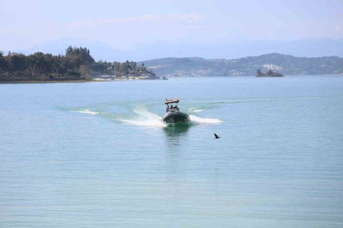 Deniz Bisikletiyle Gölde Mahsur Kalan Gençleri Sualtı Polisleri Kurtardı
