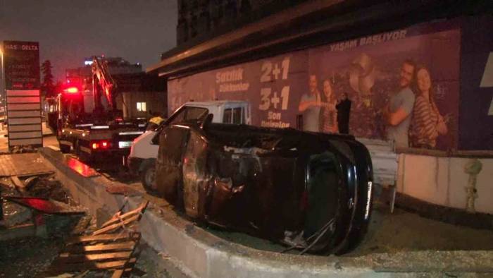 Bahçelievler E-5 Karayolu’nda Otomobil, Otobüs Durağına Çarparak Takla Attı