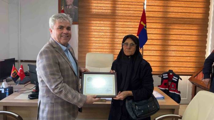 Burdur’da Arazisini Jandarmaya Bağışlayan Nineye Plaket